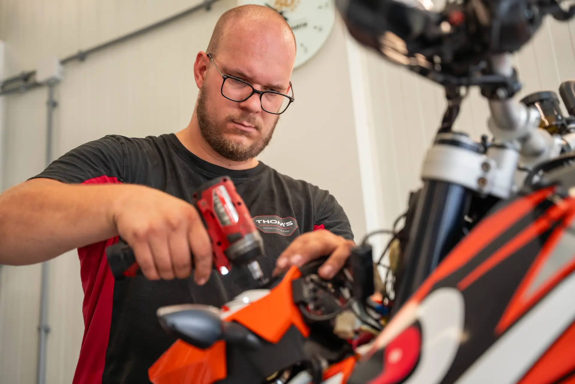 Thom's Motorcycle Garage werkplaats in Stiens