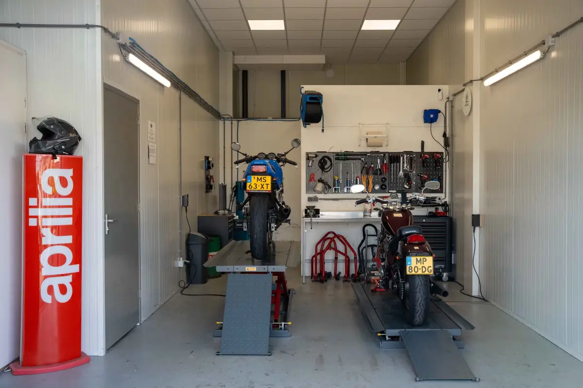 Werkplaats overzicht motoronderhoud Stiens